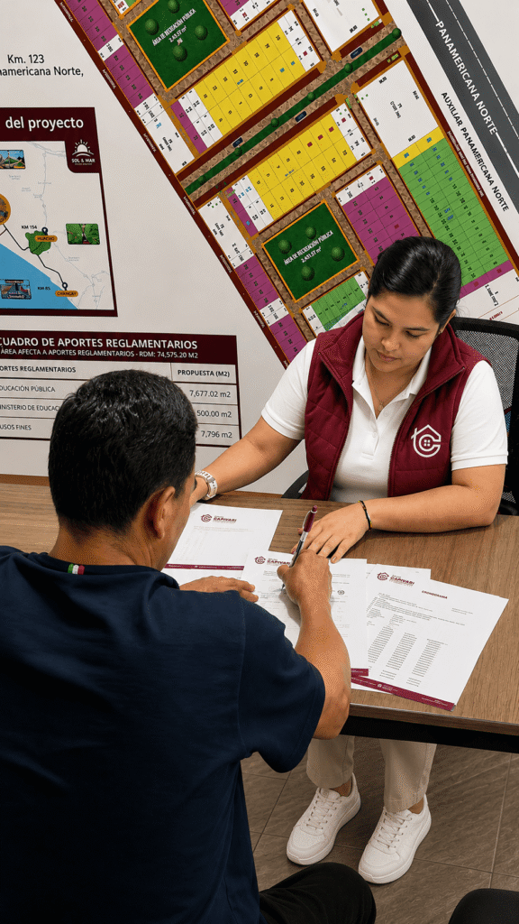 cliente siendo asesorado por una persona de Grupo Capivari, revisando documentación de un terreno